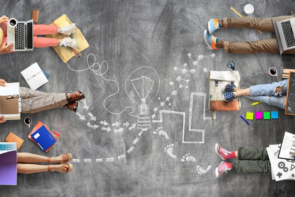 Startbild mit Laptops Beinen